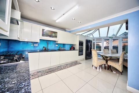 6 bedroom terraced house for sale, Morgan Close, Luton, Bedfordshire, LU4