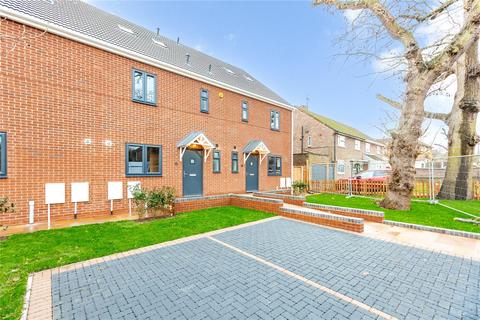 4 bedroom terraced house to rent, Wrexham Road, Noak Hill, RM3