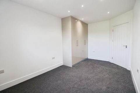 2 bedroom flat to rent, High Street, Langley