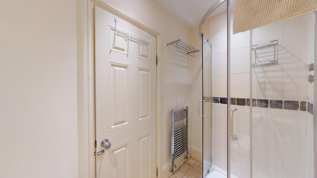 En-suite - Angle 1