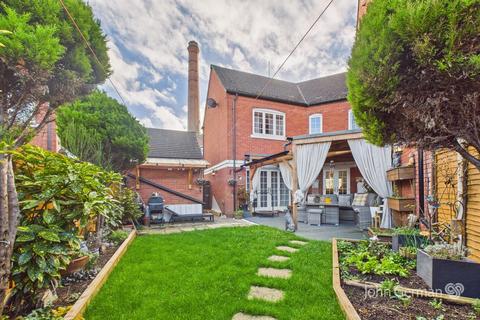 3 bedroom townhouse for sale, Tiger Court, Burton-on-Trent