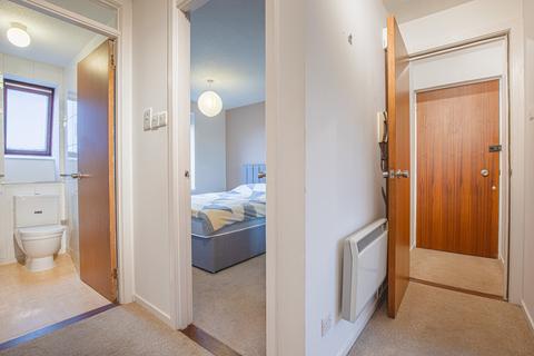 2 bedroom flat to rent, Ferguson Court