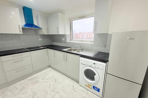 2 bedroom flat to rent, Gurney Close, Barking IG11