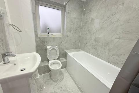 2 bedroom flat to rent, Gurney Close, Barking IG11