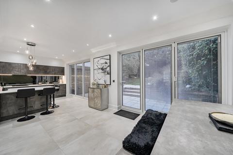 4 bedroom semi-detached house for sale, Kingsmere Park, London NW9