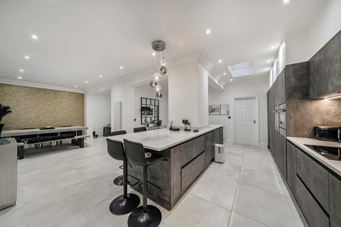 4 bedroom semi-detached house for sale, Kingsmere Park, London NW9