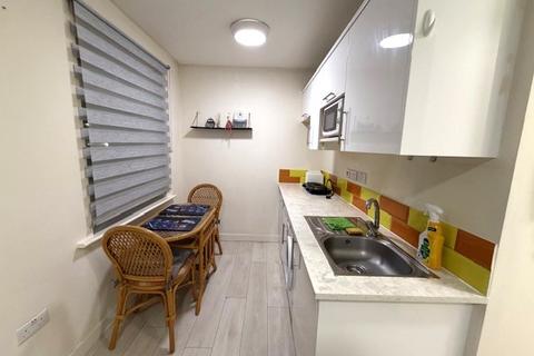 Studio to rent, Waverley Garden, NW107EE