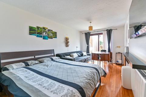 Riverside Close, Hackney, London, E5