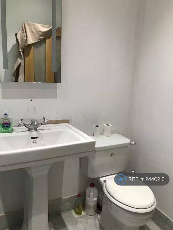 Middle Bathroom