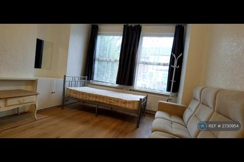 1 bedroom in a house share to rent, Tintern Road, Wood Green, London, N22