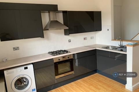2 bedroom flat to rent, Grove Avenue, Lymm, WA13