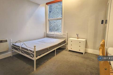Studio to rent, High Street, London, N8