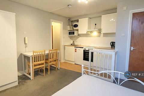 Studio to rent, High Street, London, N8