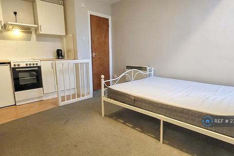 Studio to rent, High Street, London, N8
