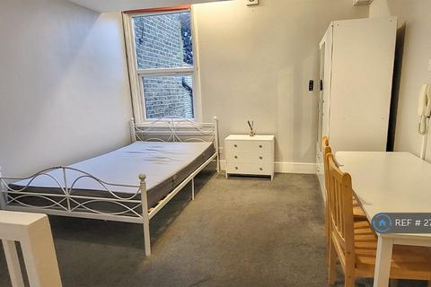 Studio to rent, High Street, London, N8