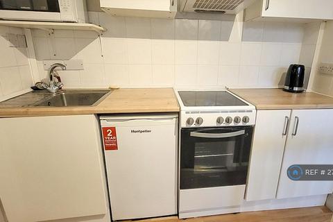 Studio to rent, High Street, London, N8