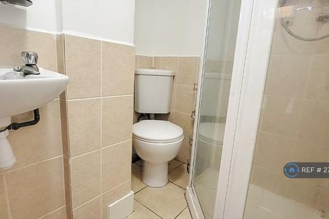 Studio to rent, High Street, London, N8