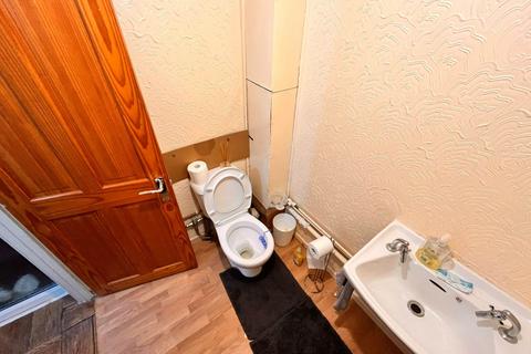 3 bedroom semi-detached house to rent, Christina Street, Cardiff