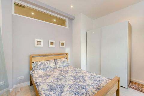 undefined, Putney Bridge Road, Putney, London, SW15