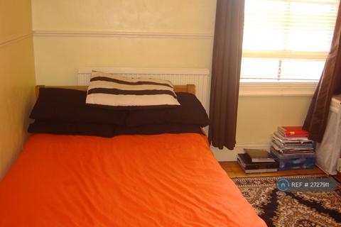 1 bedroom in a house share to rent, Gladstone Avenue, London, N22