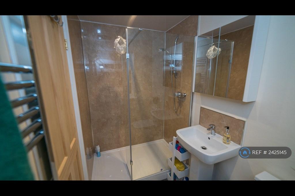 Shared Bathroom 1-a