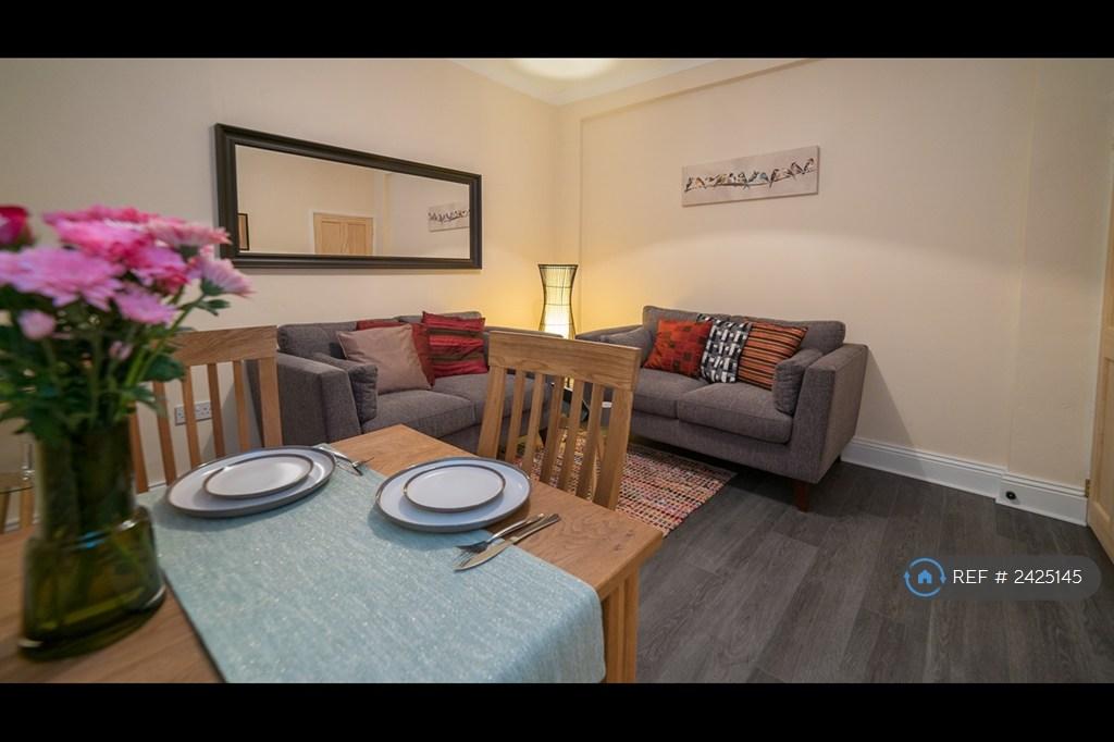 Lounge/Dining
