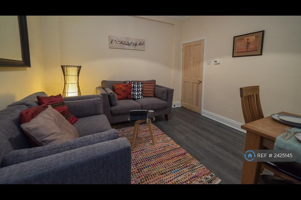 Lounge/Dining