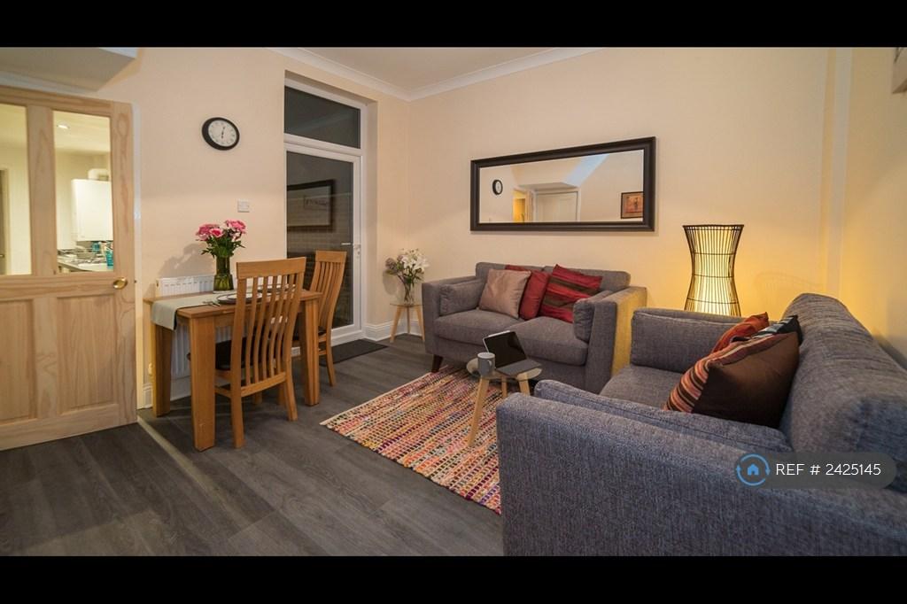 Lounge/Dining