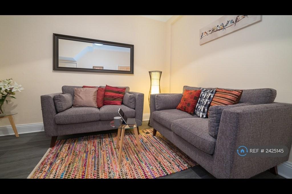 Lounge/Dining