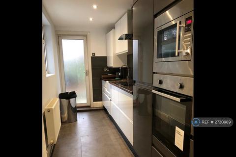 3 bedroom flat to rent, Ground Floor With Garden, London, N16