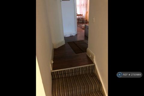 3 bedroom flat to rent, Ground Floor With Garden, London, N16