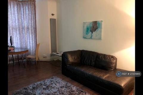 3 bedroom flat to rent, Ground Floor With Garden, London, N16