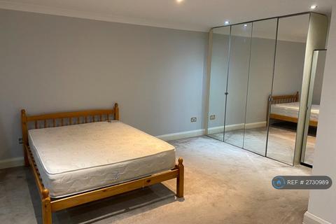 3 bedroom flat to rent, Ground Floor With Garden, London, N16