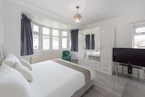 4 bedroom end of terrace house to rent, Colin Crescent, Colindale, London, NW9