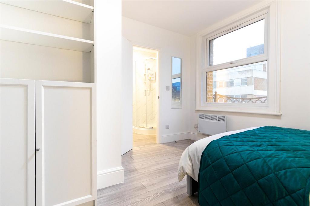 Room 3 - with en-suite.jpg