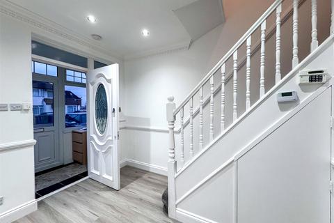 3 bedroom terraced house to rent, Millais Gardens, Edgware HA8