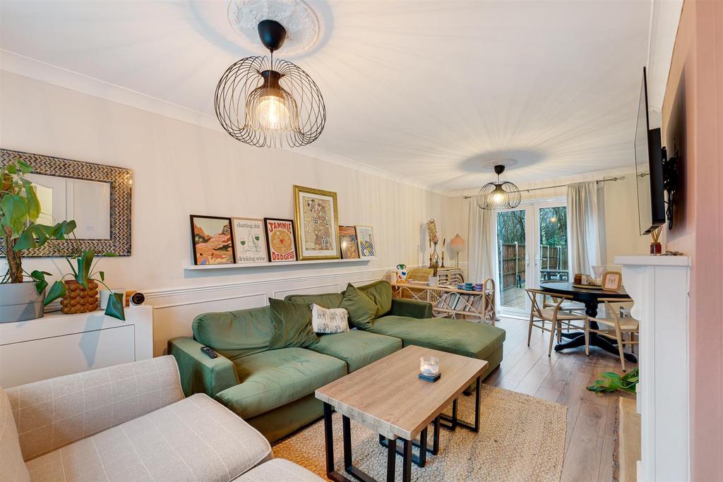 118 Coronation Drive lounge .jpg