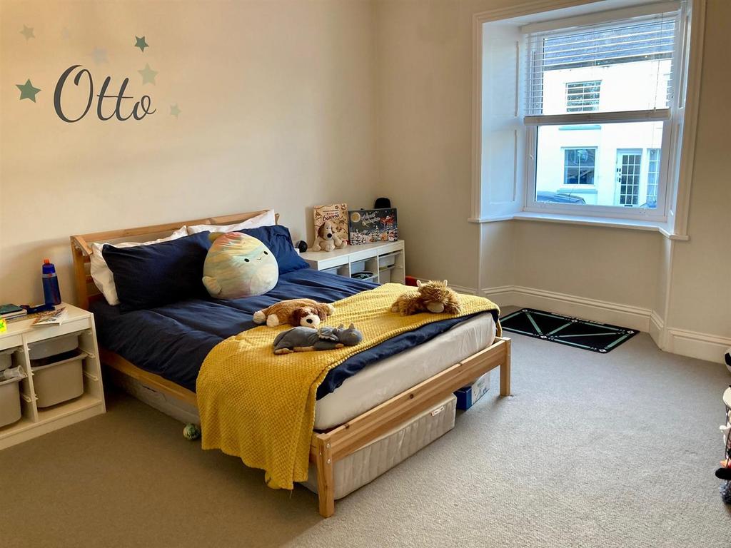 Bed2.jpg