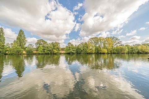 3 bedroom detached house to rent, River Bank, Thames Ditton KT7
