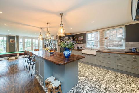 3 bedroom detached house to rent, River Bank, Thames Ditton KT7
