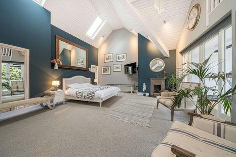 3 bedroom detached house to rent, River Bank, Thames Ditton KT7