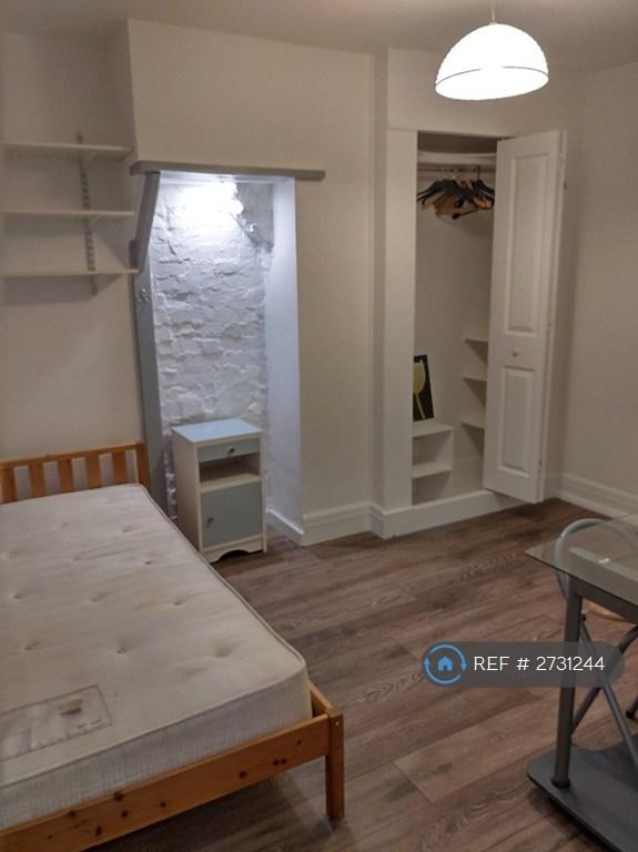 Wardrobe/Feature Alcove