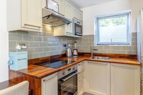 Studio to rent, Beardsley Way, London