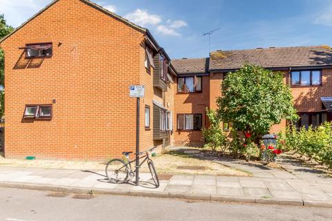 Studio to rent, Beardsley Way, London