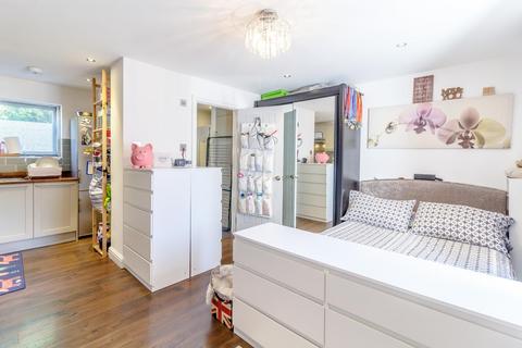 Studio to rent, Beardsley Way, London