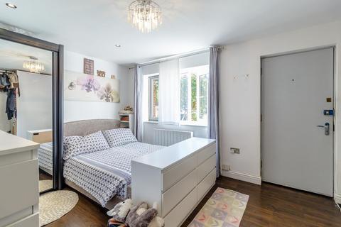 Studio to rent, Beardsley Way, London