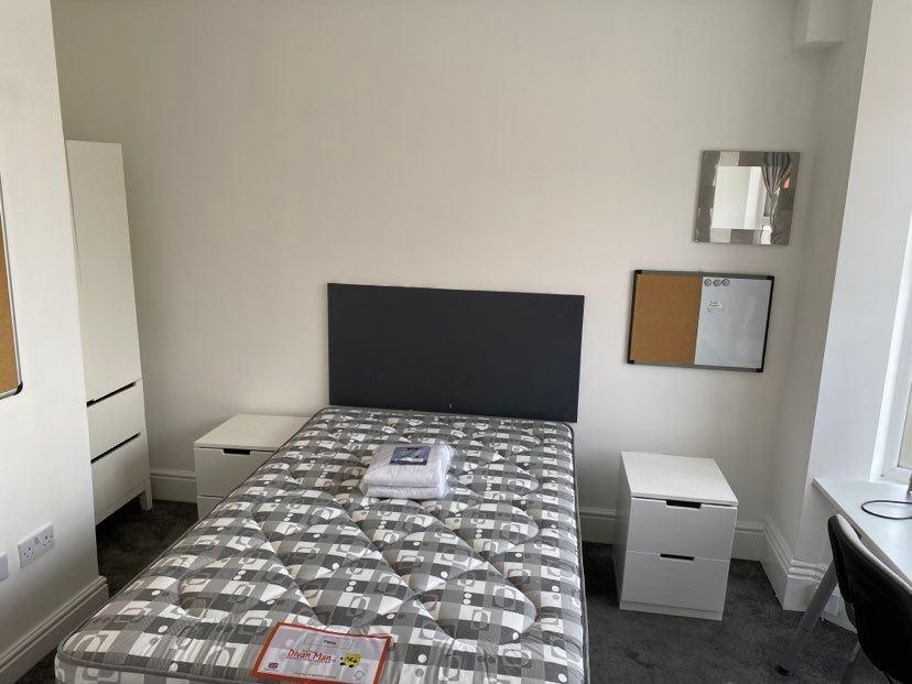Bright, tidy single bedroom with a fresh mattre...