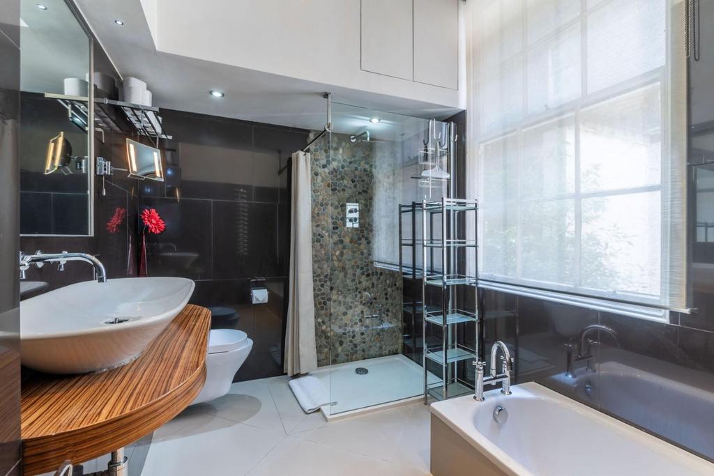 BATHROOM 1.jpg