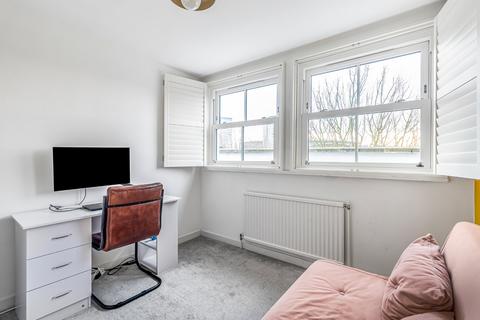 2 bedroom flat for sale, Tollington Road, London, N7