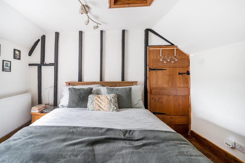Bed 1 corner.jpg